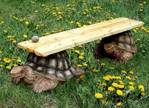 Скамейка из черепахах