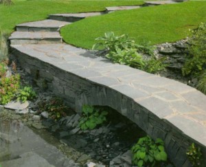 Каменная дорожка в саду